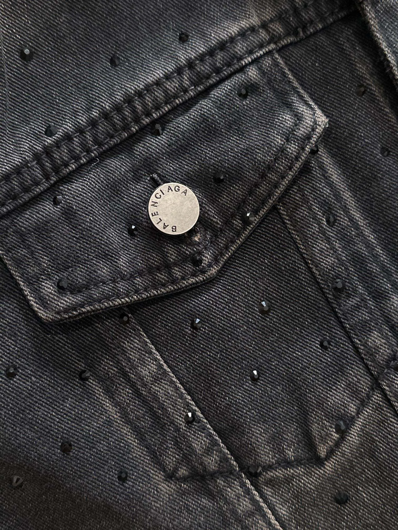 Paris 2026 catwalk style Premium customized jacquard denim jacket, the texture is first-class, the fabric is made of original jacquard material, brand LOGO is engraved, the Classic lapel denim jacket is simple and fashionable, low-key and luxurious. It is highly sought after by big stars and Internet celebrities, and is one of the must-have items for fashionistas! Sizes: S-3XL